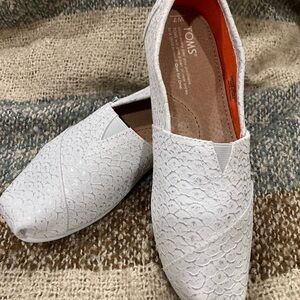 TOMS Women's Textured White Flats